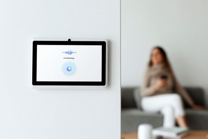 GOOGLE HOME MED KVINNA SOM DRICKER KAFFE
