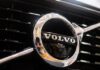 Volvo front – närbild av bilens emblem, symboliserar skandinavisk ingenjörskonst och säkerhet.