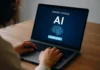 En person använder en bärbar dator för att gå en onlinekurs om AI, med fokus på artificiell intelligens och självstudier via Nvidias utbildningsplattform.