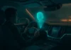 Framtidens bilinteriör med röststyrd AI-assistent i Volvo – holografisk Gemini-projektion och ambient belysning
